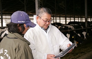 営業マンは常にパソコンを携帯して、現場での飼料設計、情報提供を行います。